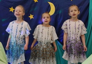 Trzy dziewczynki śpiewają piosenkę ekologiczną